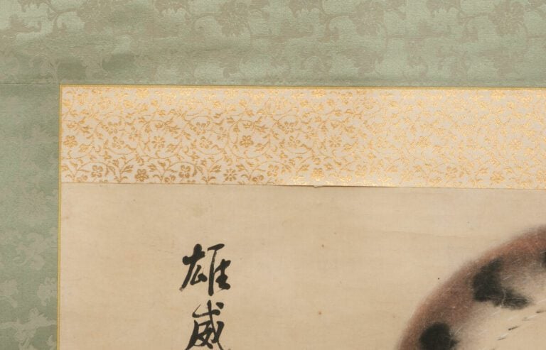 Rouleau suspendu avec une peinture polychrome représentant un tigre par le pein…