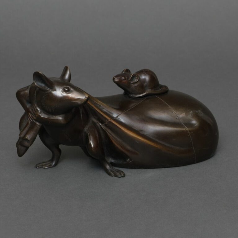Okimono (objet décoratif) en bronze à patine brune en forme de rat tirant un sa…
