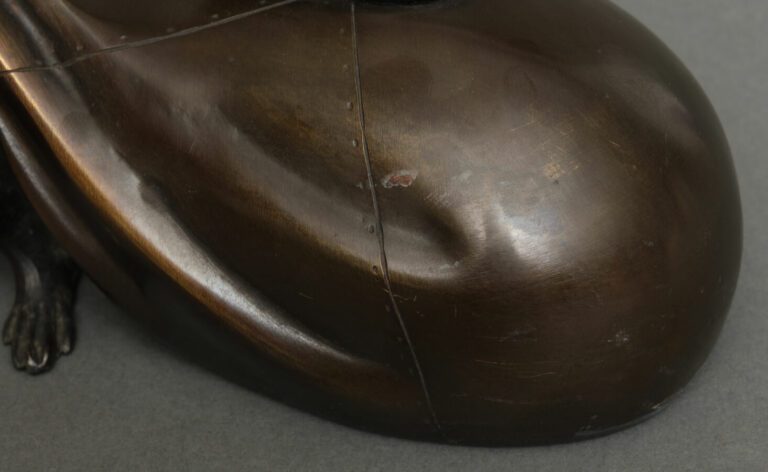 Okimono (objet décoratif) en bronze à patine brune en forme de rat tirant un sa…