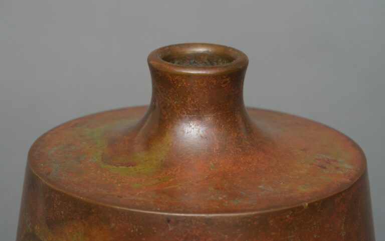 Vase en bronze à fond légèrement creusé et à panse cylindrique, épaule plate et…