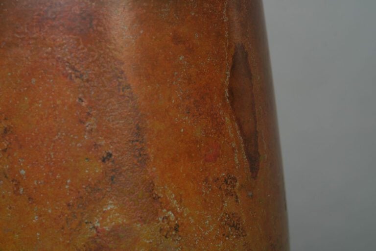 Vase en bronze à fond légèrement creusé et à panse cylindrique, épaule plate et…