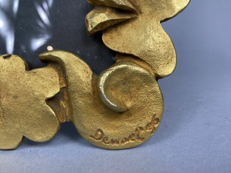 Cadre photo en bronze doré à décor de motifs floraux et enroulements stylisés -…