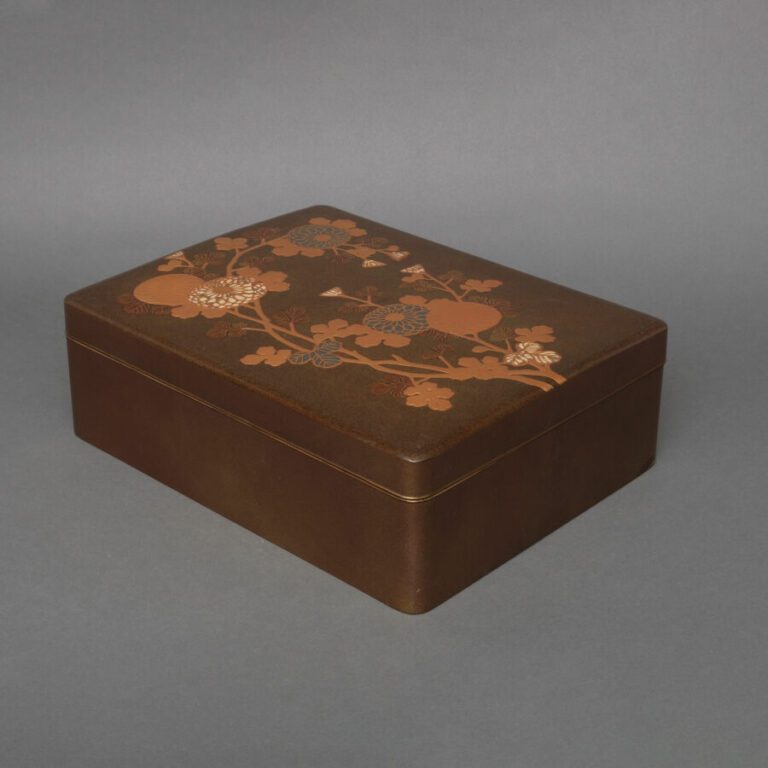 Grande boîte à papier à lettres (ryôshibako) ornée d'or saupoudré (nashiji) à m…