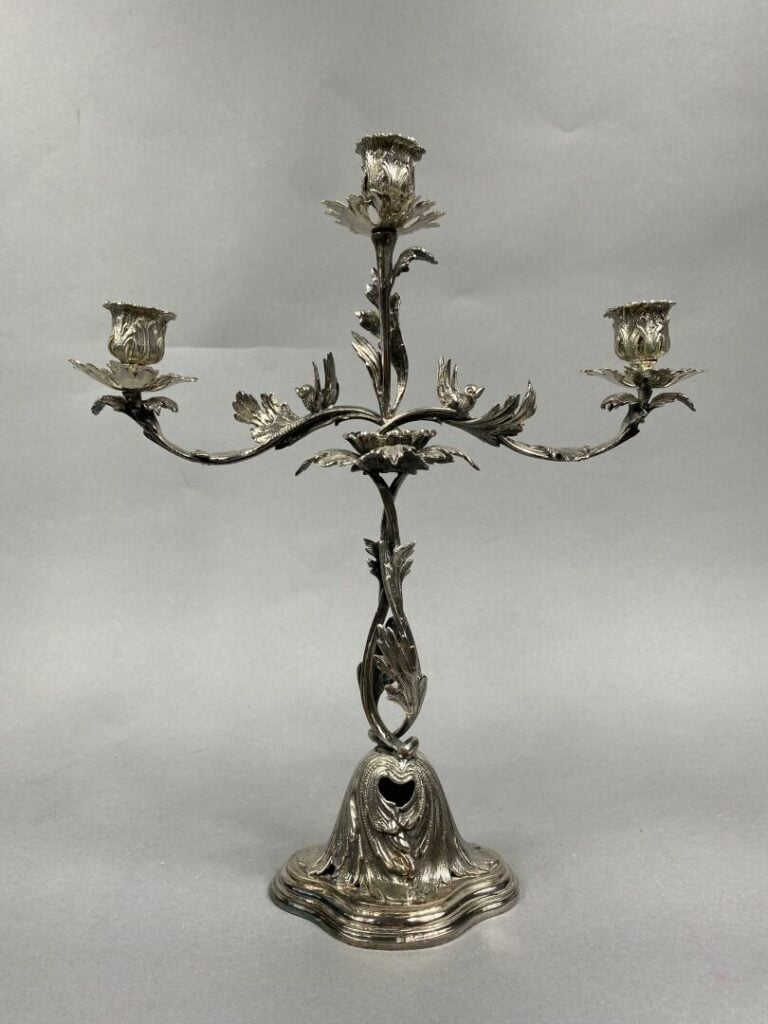 Chandelier en alliage argenté à trois branches à décor de rinceaux feuillagés e…