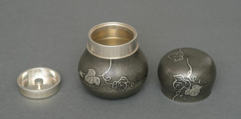 Récipient à thé en étain en forme de calebasse (chashinko, chataku) décoré d'un…