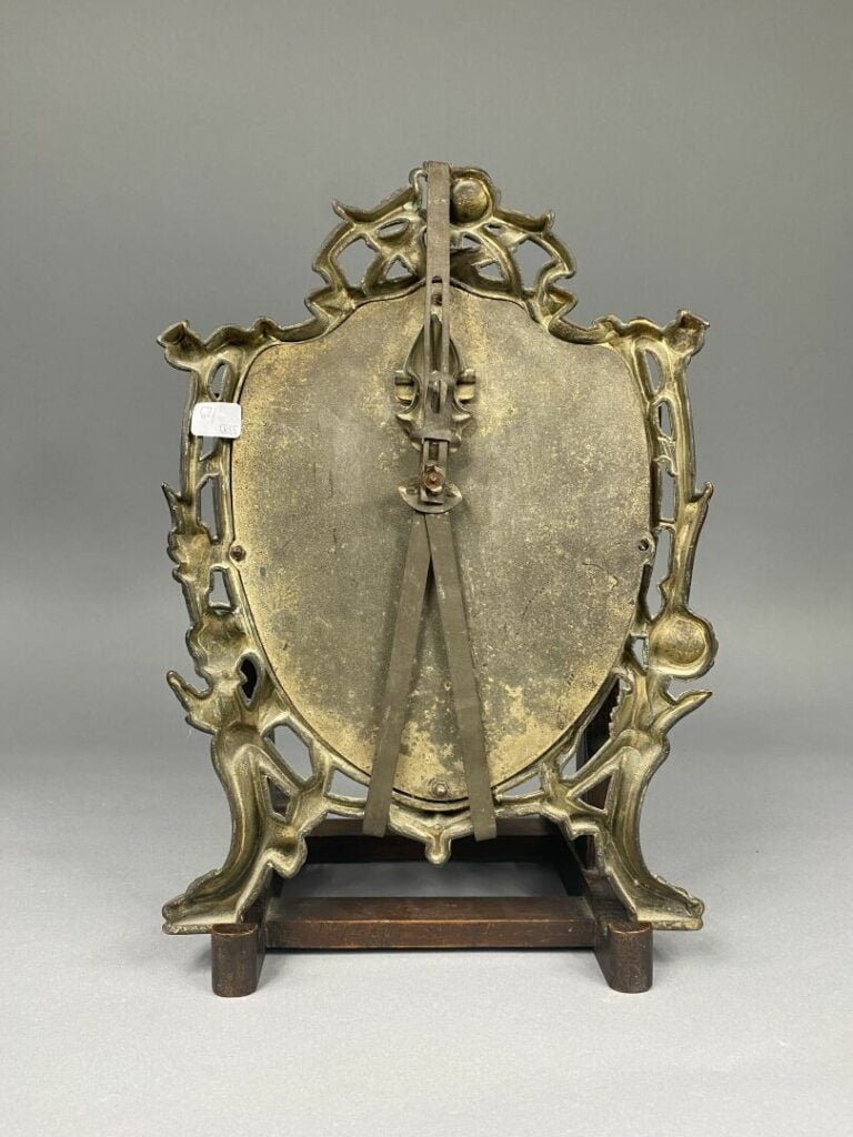 Miroir à poser, monture en bronze doré à décor de motifs floraux et enroulments…