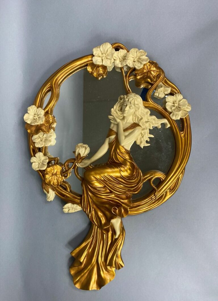 Miroir en composition doré à décor de jeune femme assise et motifs floraux dans…