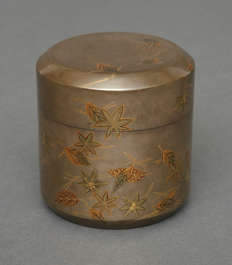 Boîte à thé cylindrique laquée argent foncé (natsume) avec un hiramaki-e contin…