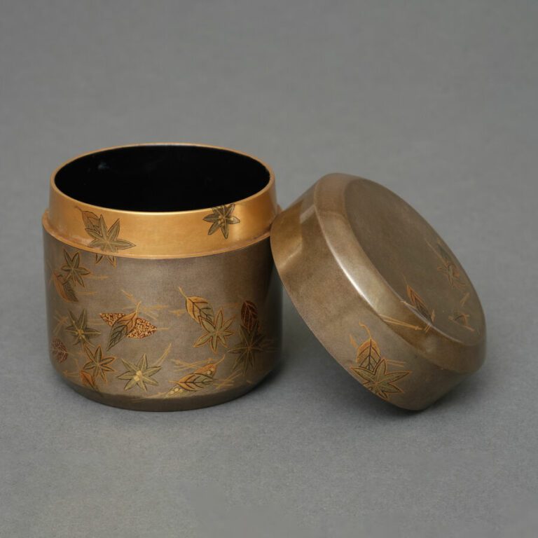 Boîte à thé cylindrique laquée argent foncé (natsume) avec un hiramaki-e contin…