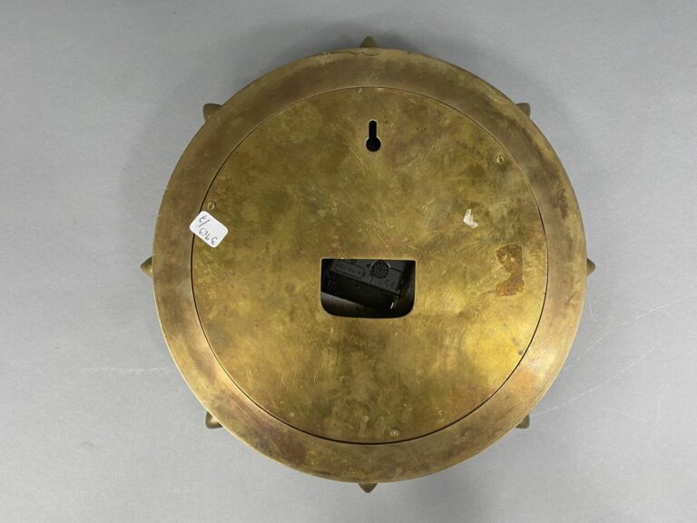 ARNOLD & SON London - Pendule en bronze en forme de barre à roue, cadran à fond…