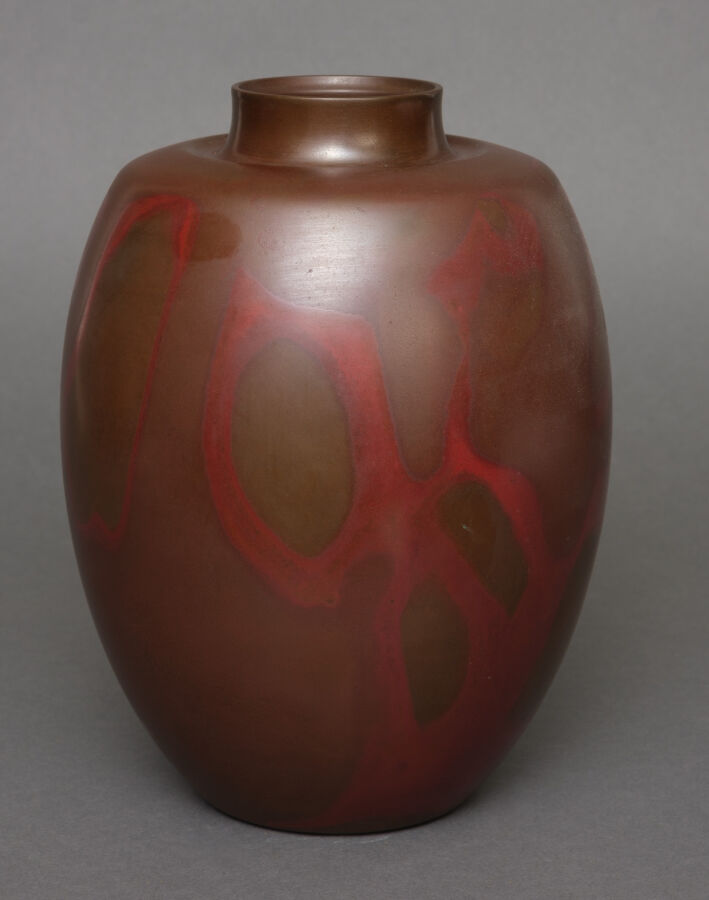 Grand vase ovoïde en bronze patiné brun avec un motif murashidô rouge vif uniqu…