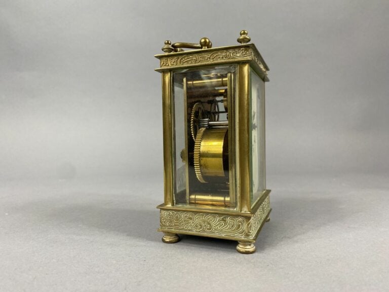 Petite pendule de table en bronze doré, cadran à index chiffres romains - H : 1…