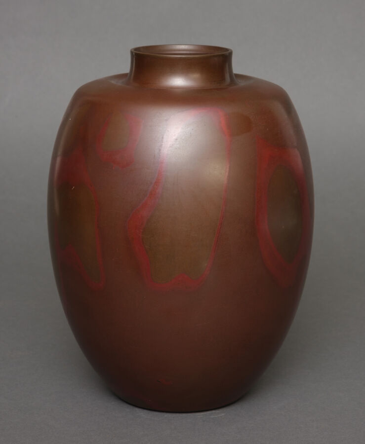 Grand vase ovoïde en bronze patiné brun avec un motif murashidô rouge vif uniqu…
