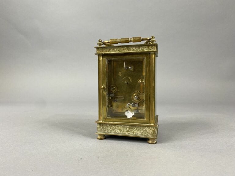 Petite pendule de table en bronze doré, cadran à index chiffres romains - H : 1…