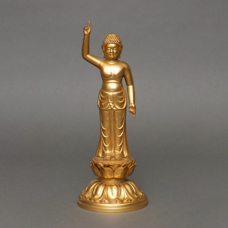 Sculpture en métal doré en forme de bébé bouddha Siddhartha debout pointant ver…