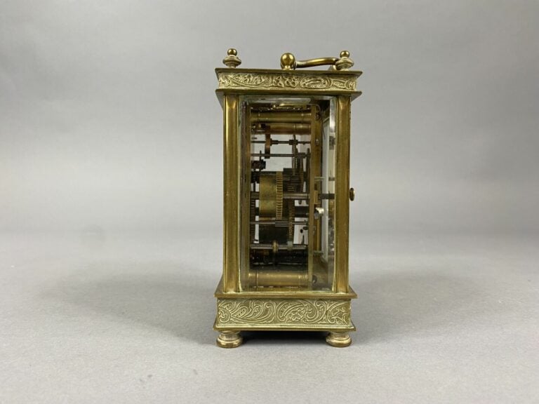 Petite pendule de table en bronze doré, cadran à index chiffres romains - H : 1…