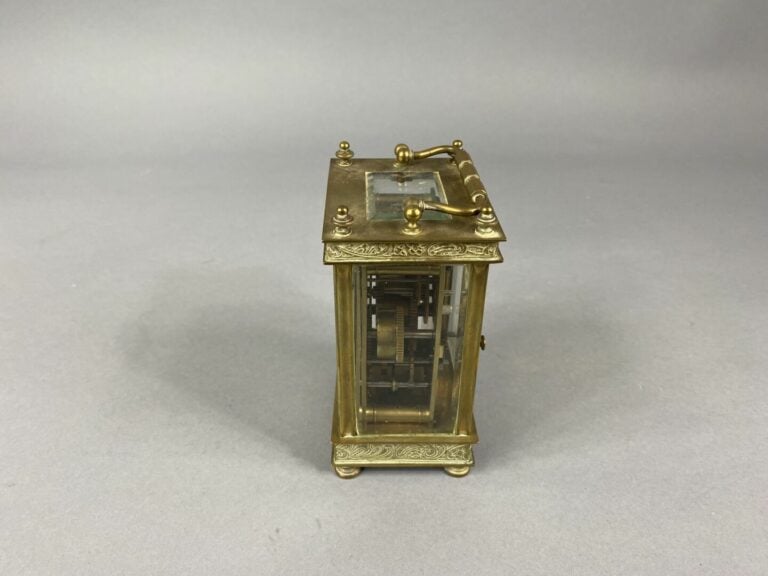 Petite pendule de table en bronze doré, cadran à index chiffres romains - H : 1…