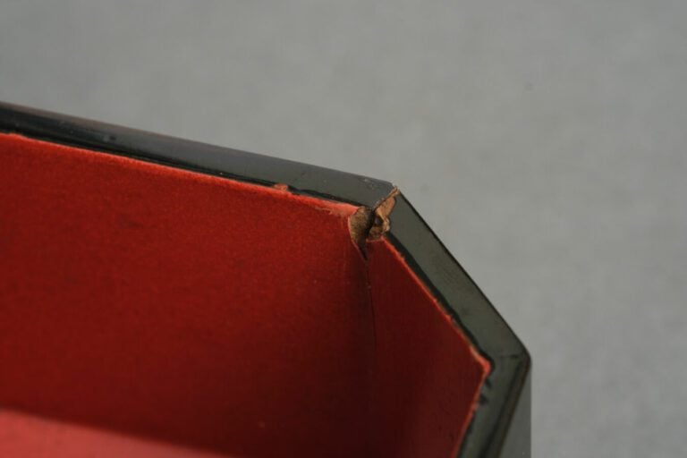 Jolie boîte en laque noire quadripode . - Le couvercle biseauté surélevé avec d…