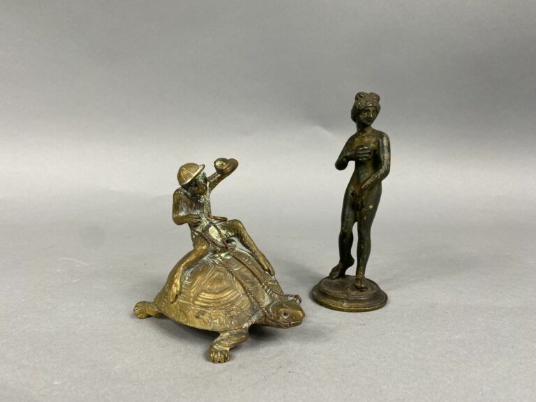 Ensemble de deux sujets en bronze patiné représentant pour l'un une jeune fille…
