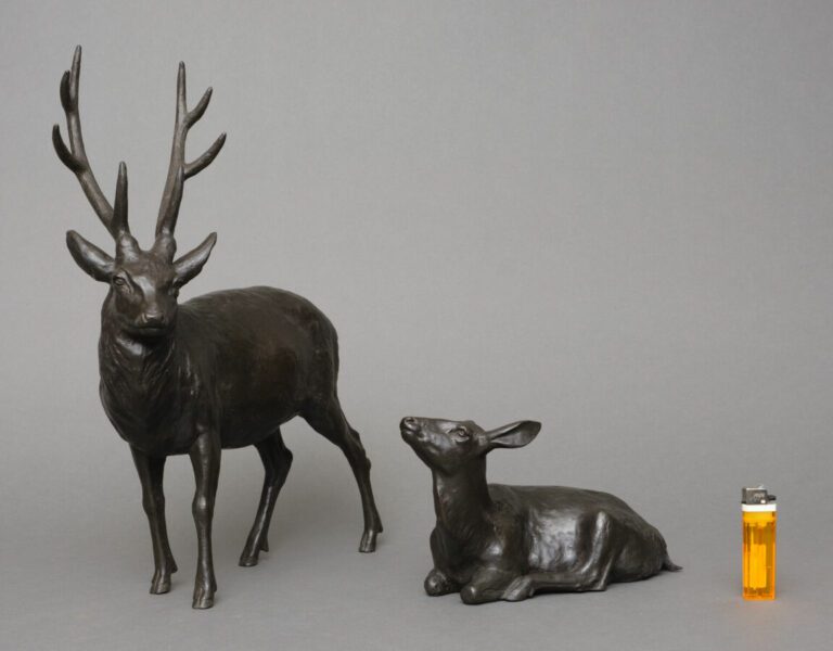 Paire d'imposants et lourds okimono (objet décoratif) en bronze patiné brun fon…