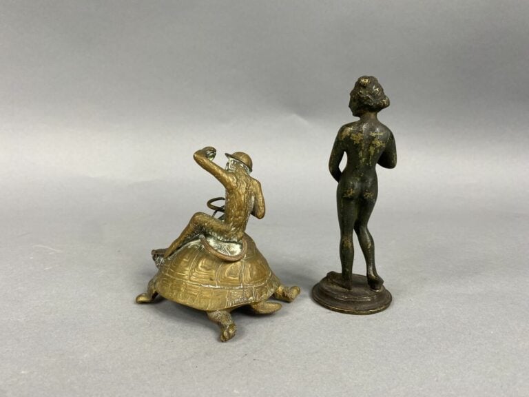 Ensemble de deux sujets en bronze patiné représentant pour l'un une jeune fille…