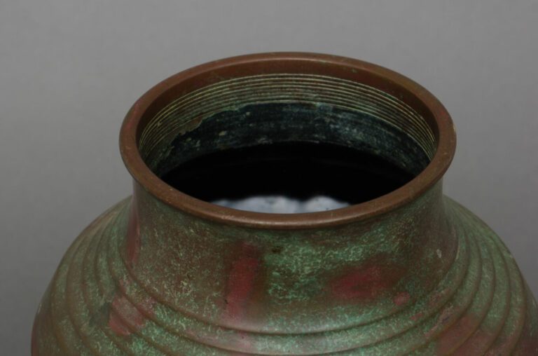 Vase en bronze avec un murashidô rouge vibrant et une patine marbrée vert glacé…