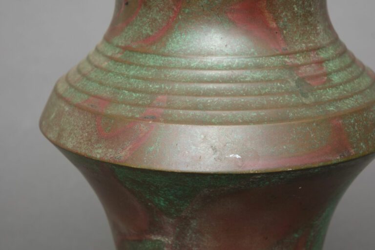 Vase en bronze avec un murashidô rouge vibrant et une patine marbrée vert glacé…