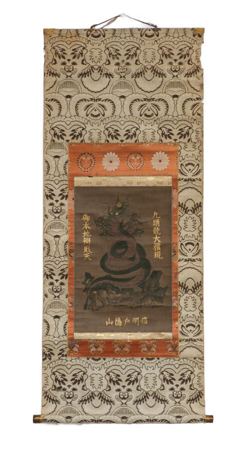 Kakejiku (rouleau suspendu) à peinture de la divinité dragon à neuf têtes, avec…