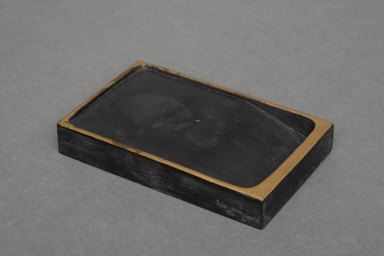 Suzuri'bako (boîte à écrire) de style école Rinpa de forme rectangulaire avec d…