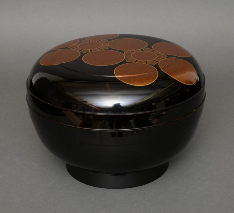 Grand jikirô (récipient alimentaire) en laque noire en forme de dôme, muni d'un…