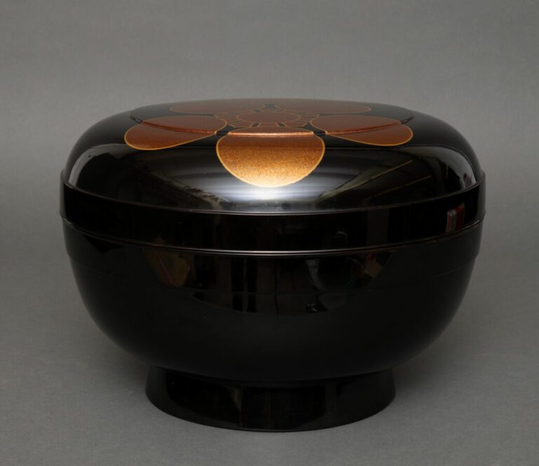 Grand jikirô (récipient alimentaire) en laque noire en forme de dôme, muni d'un…