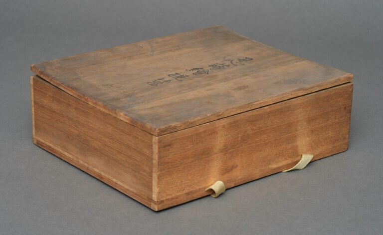 Boîte Bunko (boîte à documents ) en laque noire fine - Les caractère sur le cou…