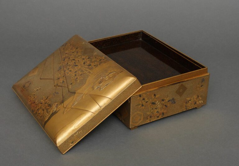 Tebako rectangulaire en laque d'or (boîte pour accessoires ) au couvercle légèr…