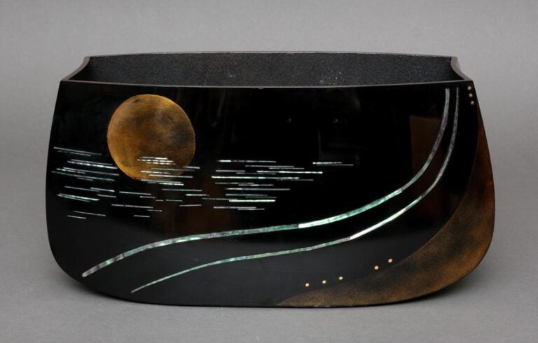 Vase bas et large en laque noire (rôiro'urushi)et takamaki-e doré (conception e…
