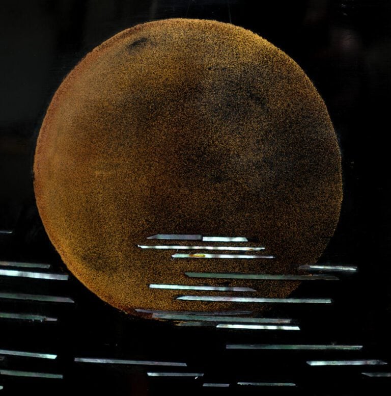 Vase bas et large en laque noire (rôiro'urushi)et takamaki-e doré (conception e…
