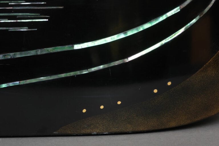 Vase bas et large en laque noire (rôiro'urushi)et takamaki-e doré (conception e…