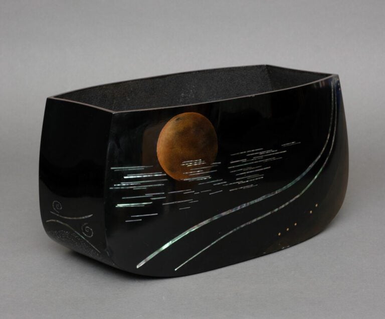 Vase bas et large en laque noire (rôiro'urushi)et takamaki-e doré (conception e…