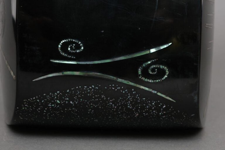 Vase bas et large en laque noire (rôiro'urushi)et takamaki-e doré (conception e…