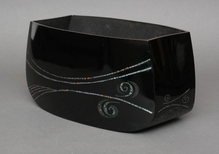 Vase bas et large en laque noire (rôiro'urushi)et takamaki-e doré (conception e…