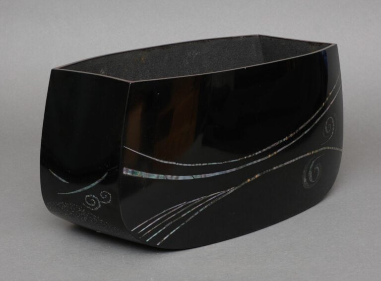 Vase bas et large en laque noire (rôiro'urushi)et takamaki-e doré (conception e…