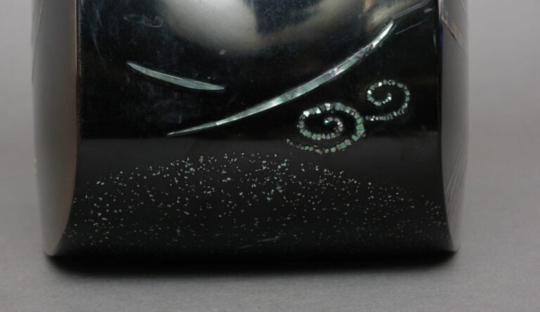 Vase bas et large en laque noire (rôiro'urushi)et takamaki-e doré (conception e…