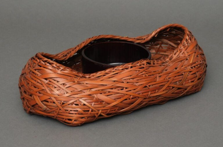 Panier ikebana en bambou tressé (hanakago) bas et large, de forme inhabituelle…