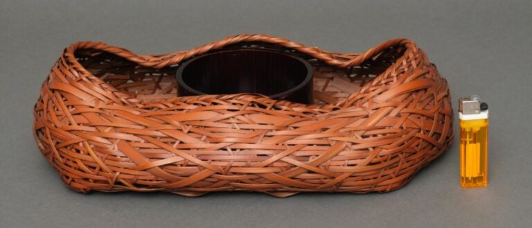 Panier ikebana en bambou tressé (hanakago) bas et large, de forme inhabituelle…