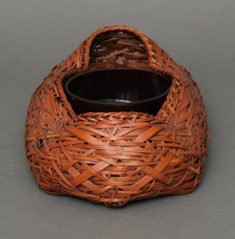 Panier ikebana en bambou tressé (hanakago) bas et large, de forme inhabituelle…