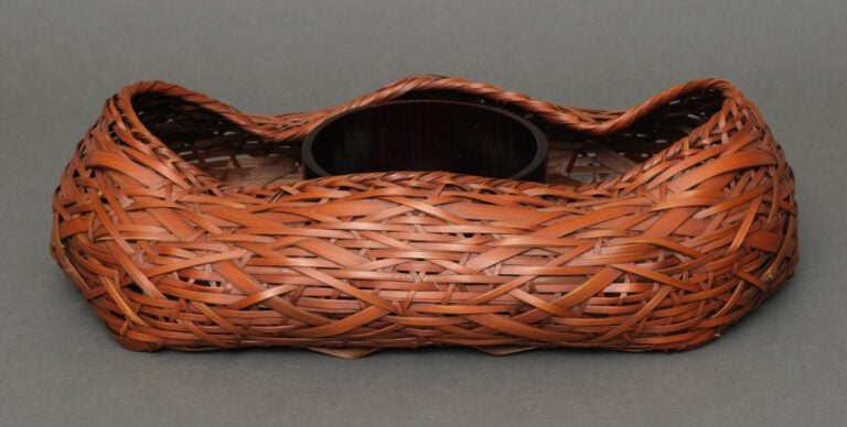 Panier ikebana en bambou tressé (hanakago) bas et large, de forme inhabituelle…