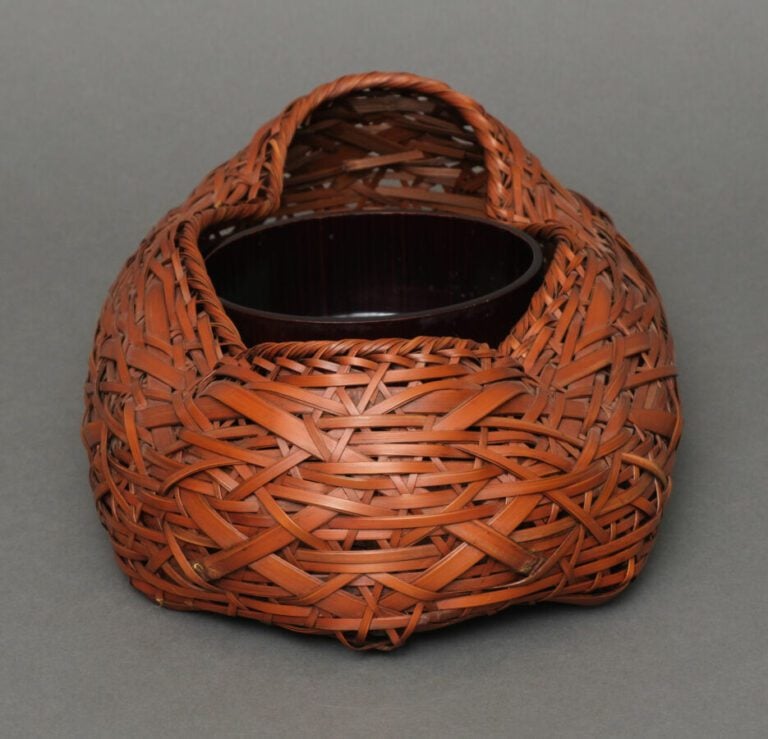 Panier ikebana en bambou tressé (hanakago) bas et large, de forme inhabituelle…