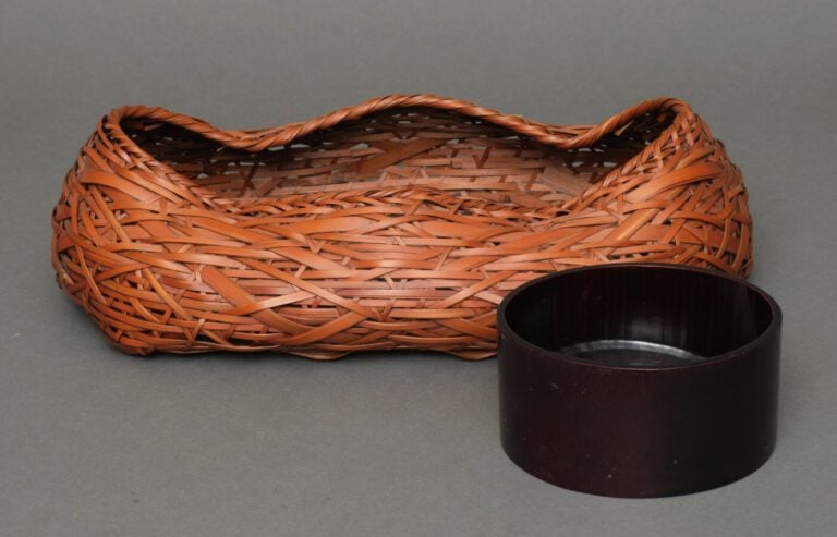 Panier ikebana en bambou tressé (hanakago) bas et large, de forme inhabituelle…
