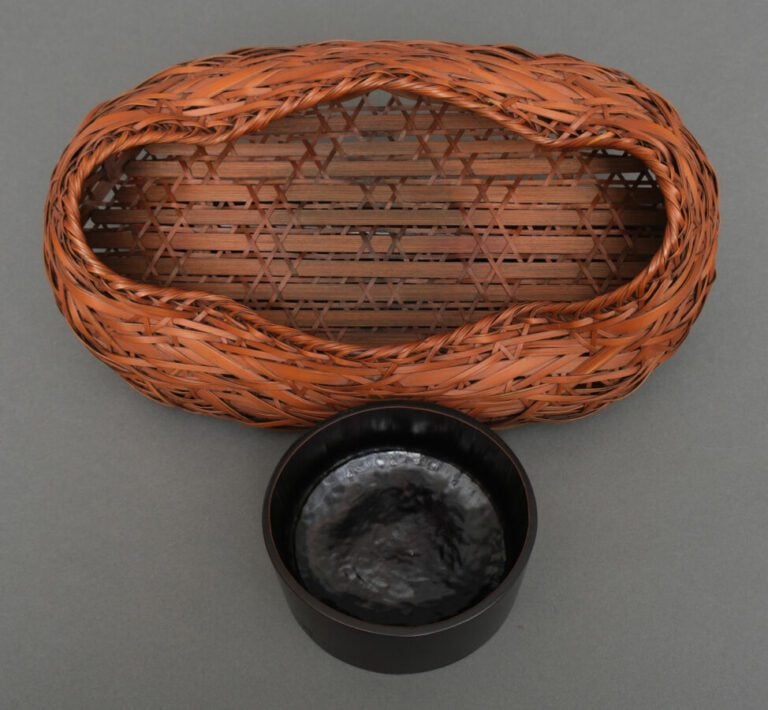 Panier ikebana en bambou tressé (hanakago) bas et large, de forme inhabituelle…