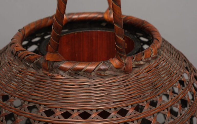 Panier Ikebana (hanakago) en bambou tressé globulaire avec une poignée en boucl…