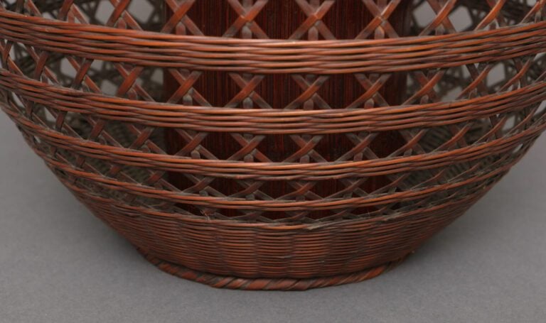 Panier Ikebana (hanakago) en bambou tressé globulaire avec une poignée en boucl…